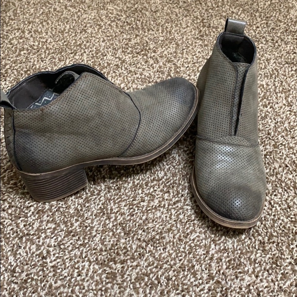 Billabong booties